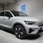 Harmaa Volvo C40 2024, etuviisto, keula vasemmalle, kuva 2