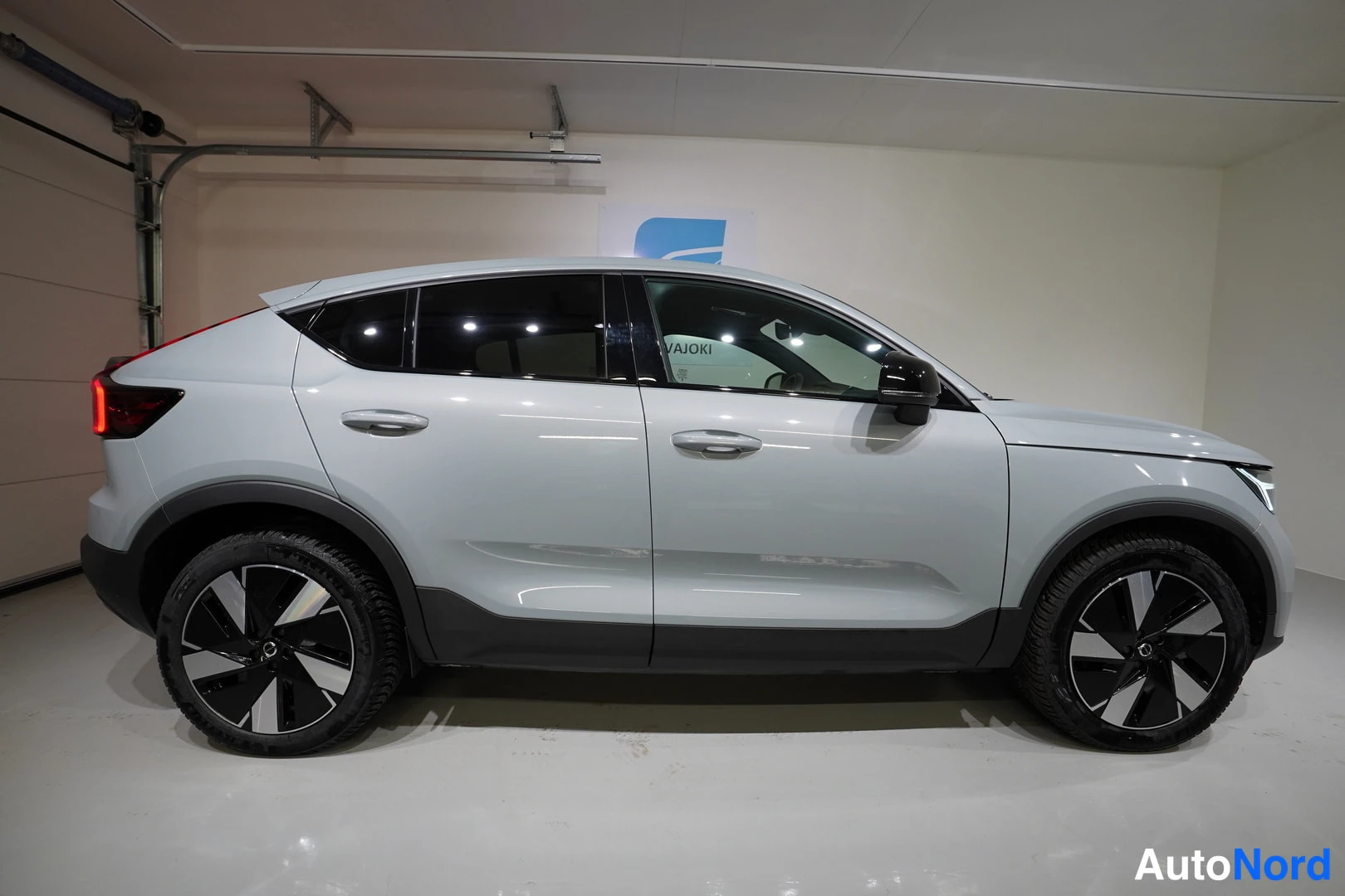 Harmaa Volvo C40 2024, sivulta, kuva 6