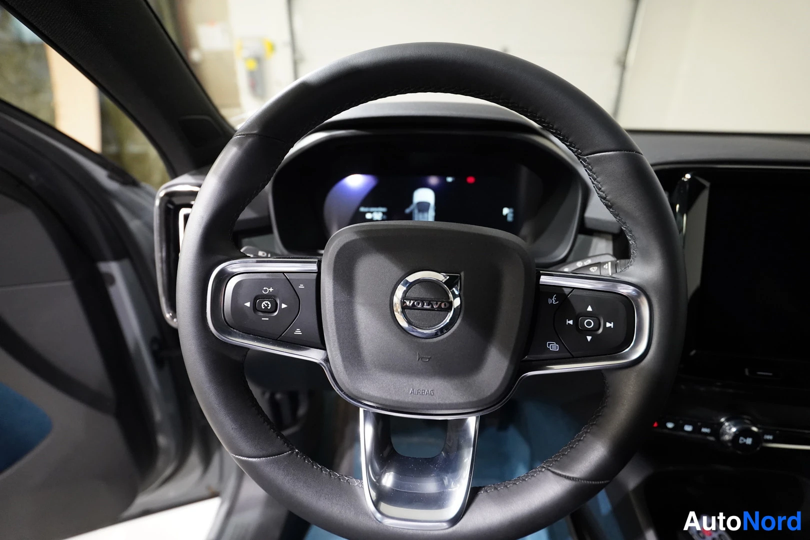Harmaa Volvo C40 2024, kuva 20