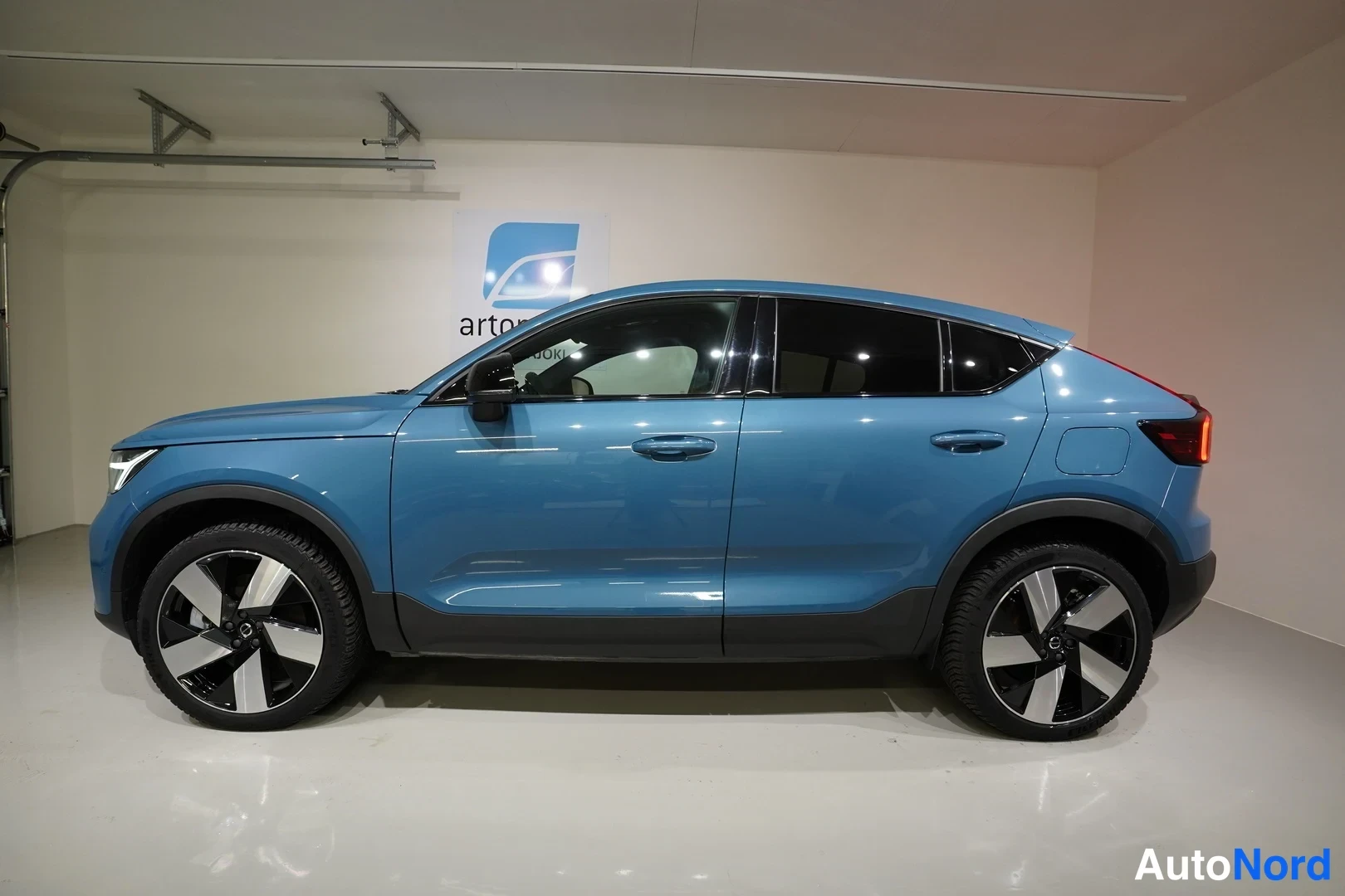 Sininen Volvo C40 2023, sivulta, kuva 3