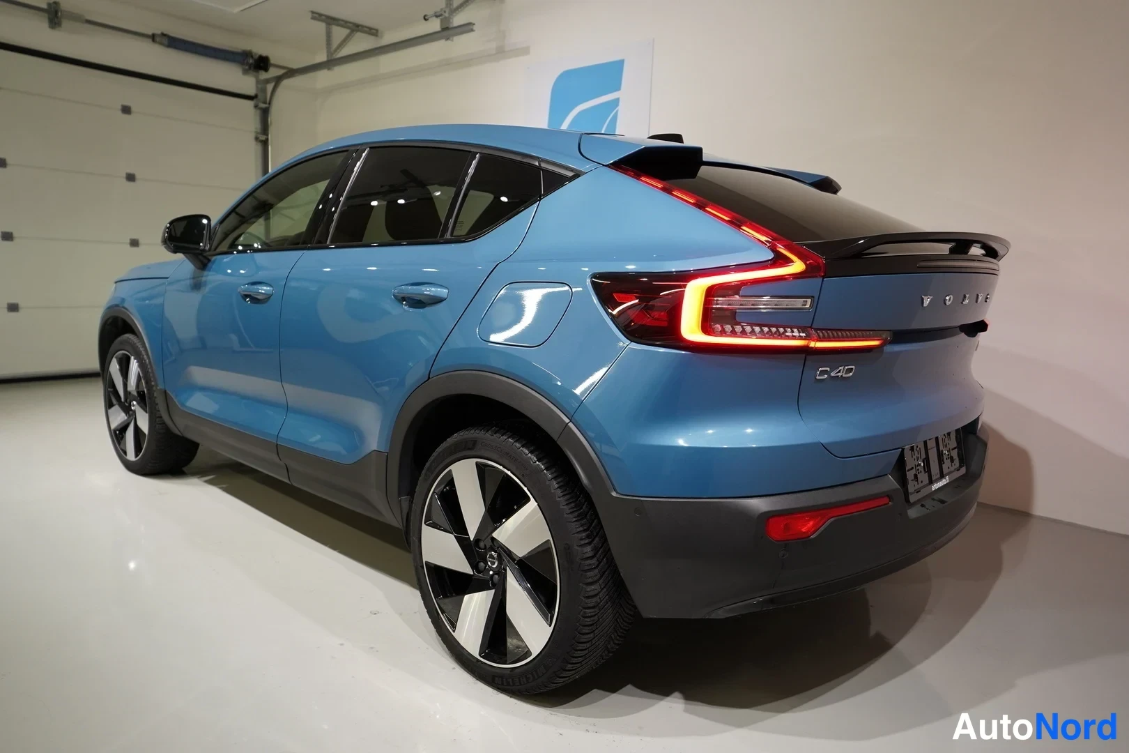 Sininen Volvo C40 2023, takaviisto, kuva 5