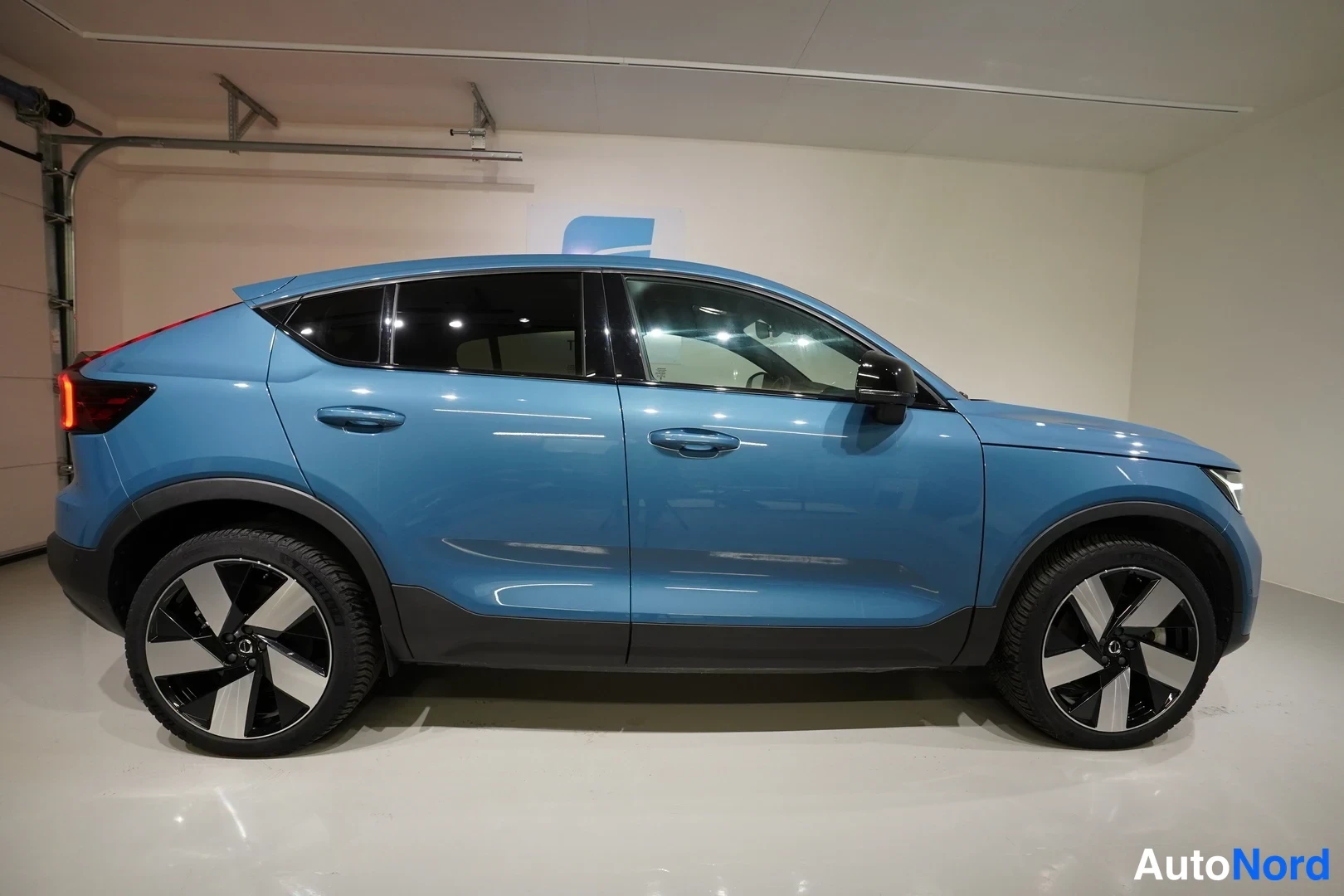 Sininen Volvo C40 2023, sivulta, kuva 4