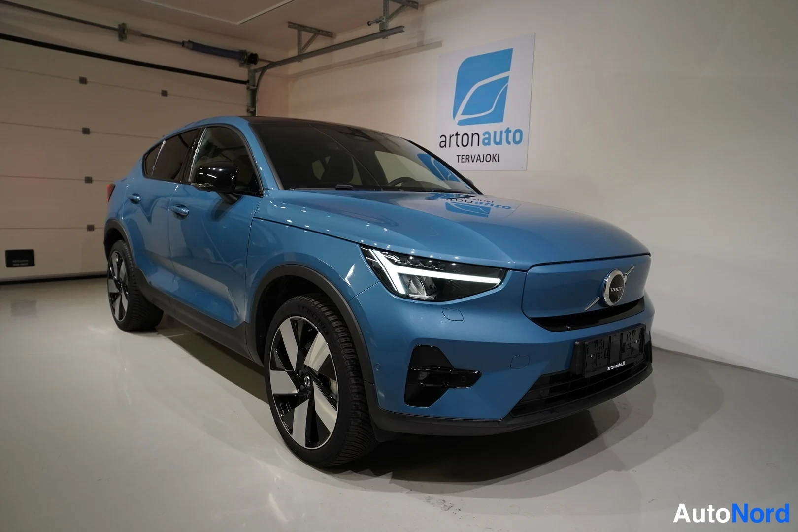 Sininen Volvo C40 2023, etuviisto, keula oikealle, kuva 2