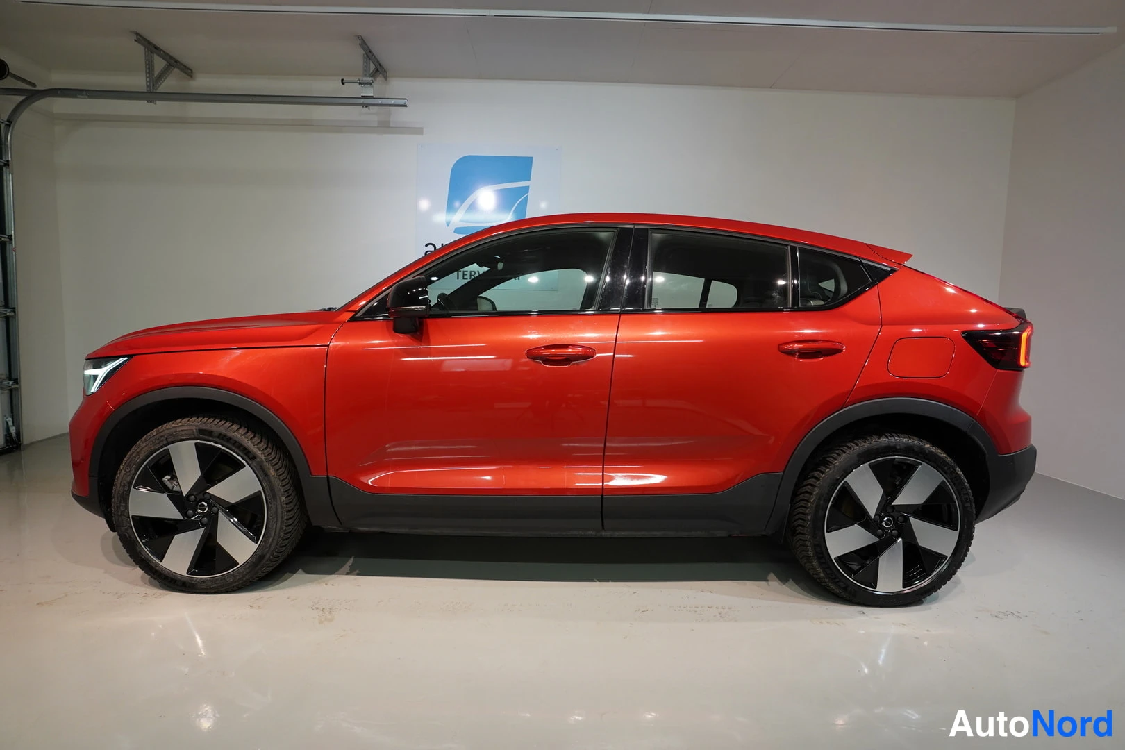 Punainen Volvo C40 2023, etuviisto, keula vasemmalle, kuva 2