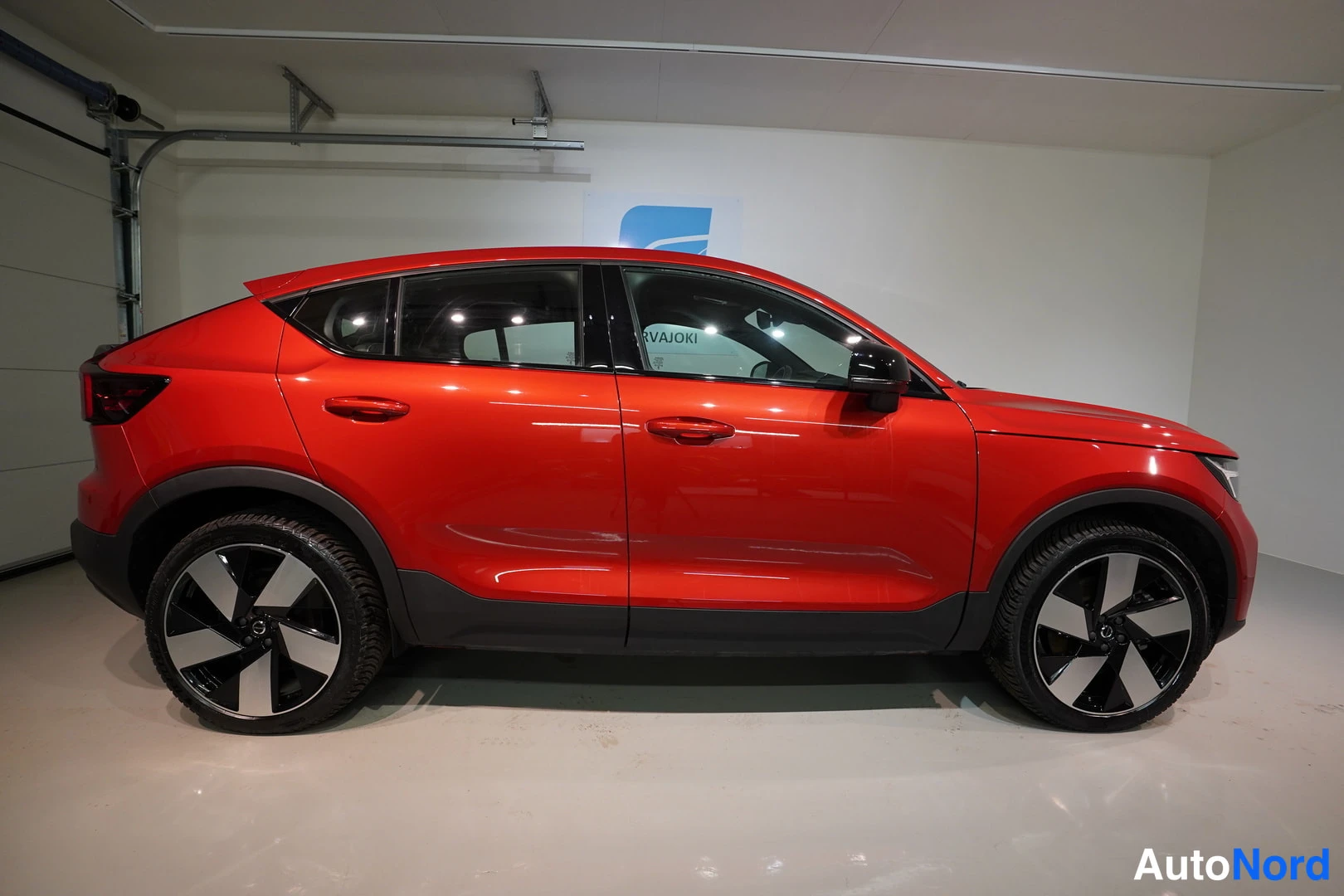 Punainen Volvo C40 2023, etuviisto, keula oikealle, kuva 4