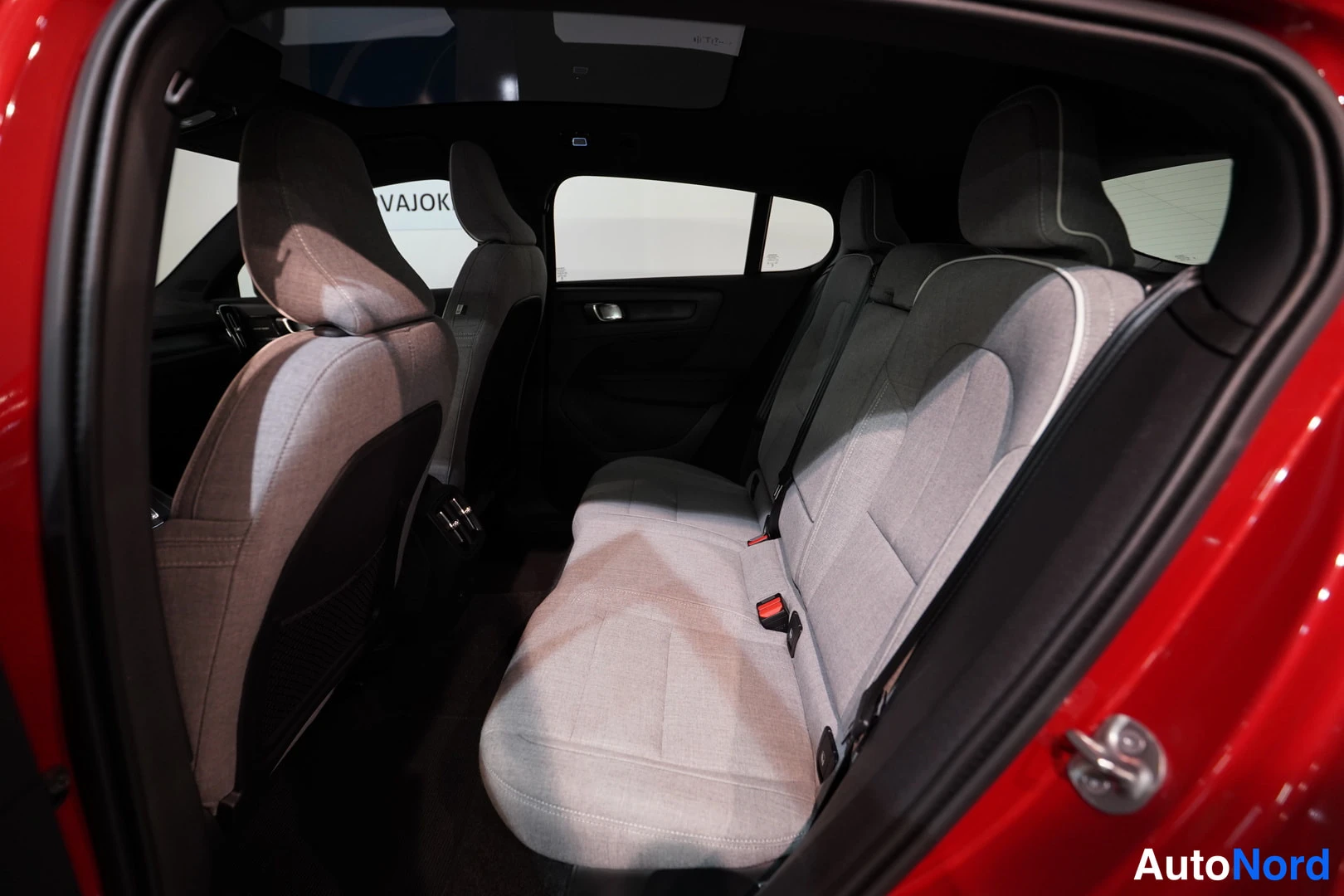 Punainen Volvo C40 2023, kuva 15