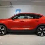 Punainen Volvo C40 2023, sivulta, kuva 7