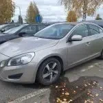 Ruskea Volvo S60 2010, etuviisto, keula vasemmalle, kuva 7