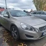 Ruskea Volvo S60 2010, etuviisto, keula oikealle, kuva 10
