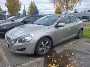 Ruskea Volvo S60 2010, etuviisto, keula vasemmalle, kuva 8