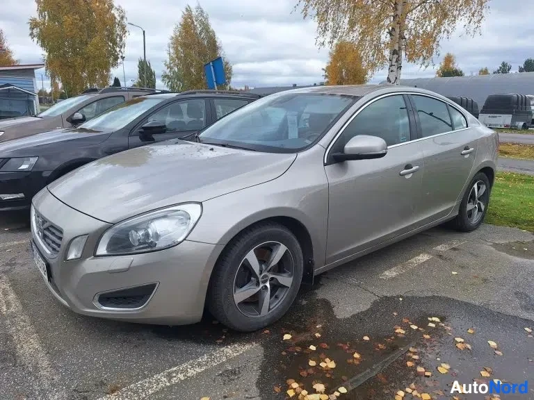 Ruskea Volvo S60 2010, etuviisto, keula vasemmalle, kuva 4