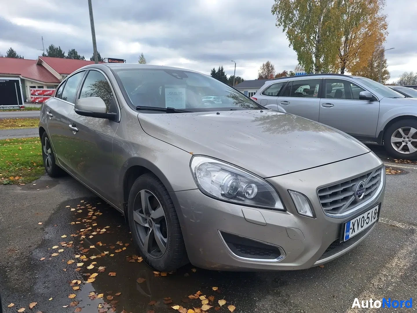Ruskea Volvo S60 2010, etuviisto, keula oikealle, kuva 12