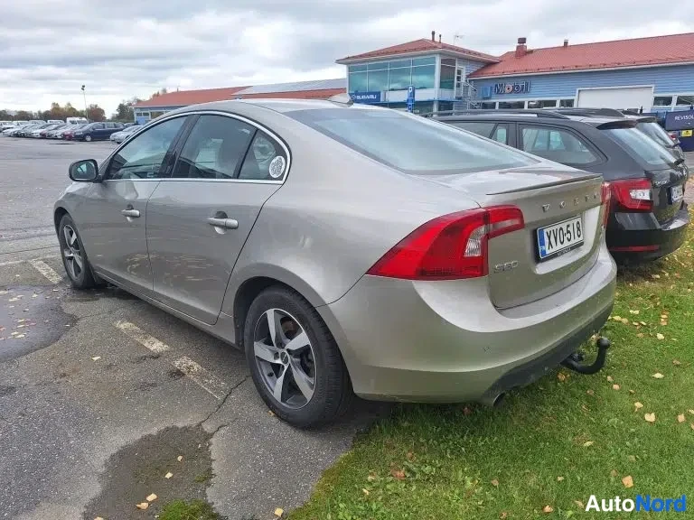 Ruskea Volvo S60 2010, takaviisto, kuva 22