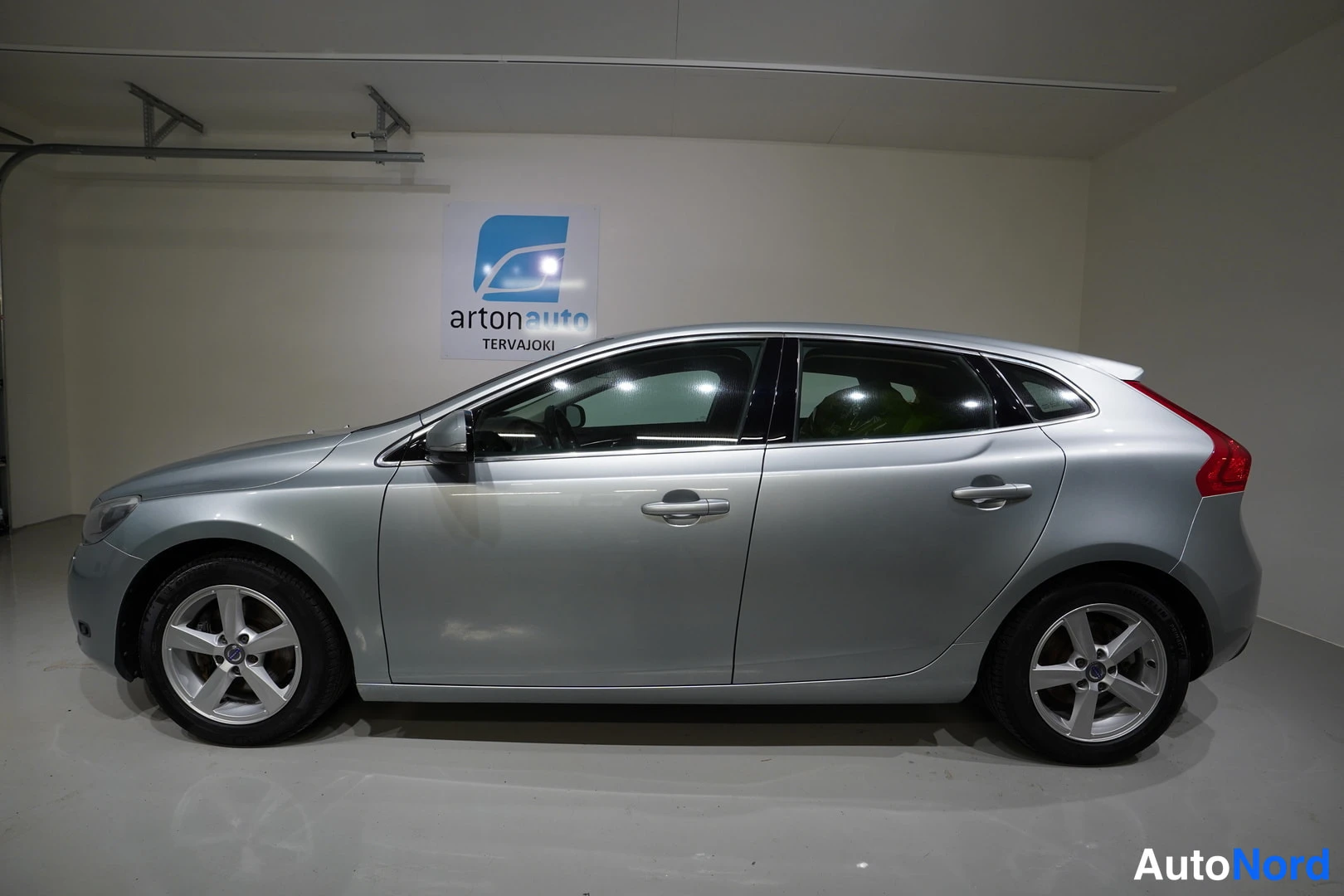 Harmaa Volvo V40 2013, sivulta, kuva 11