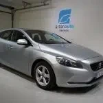 Harmaa Volvo V40 2013, etuviisto, keula vasemmalle, kuva 2