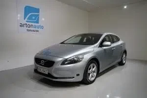 Harmaa Volvo V40 2013, etuviisto, keula vasemmalle, kuva 5