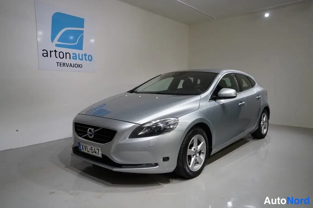 Harmaa Volvo V40 2013, etuviisto, keula vasemmalle, kuva 6