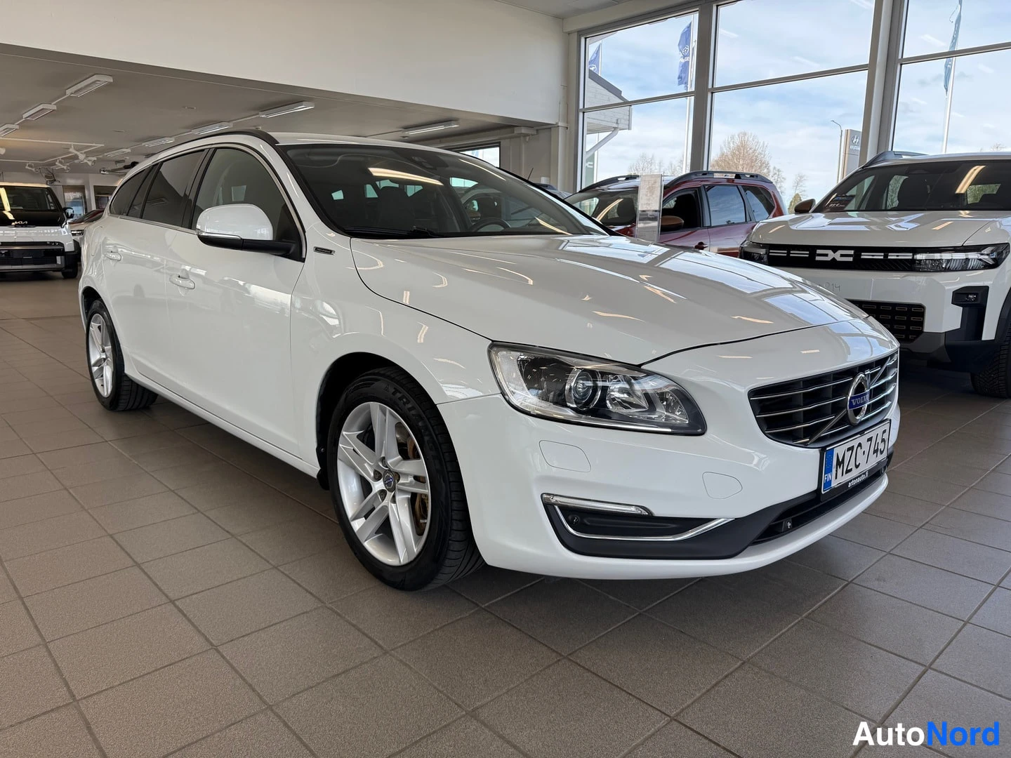 Valkoinen Volvo V60 2017, etuviisto, keula oikealle, kuva 8