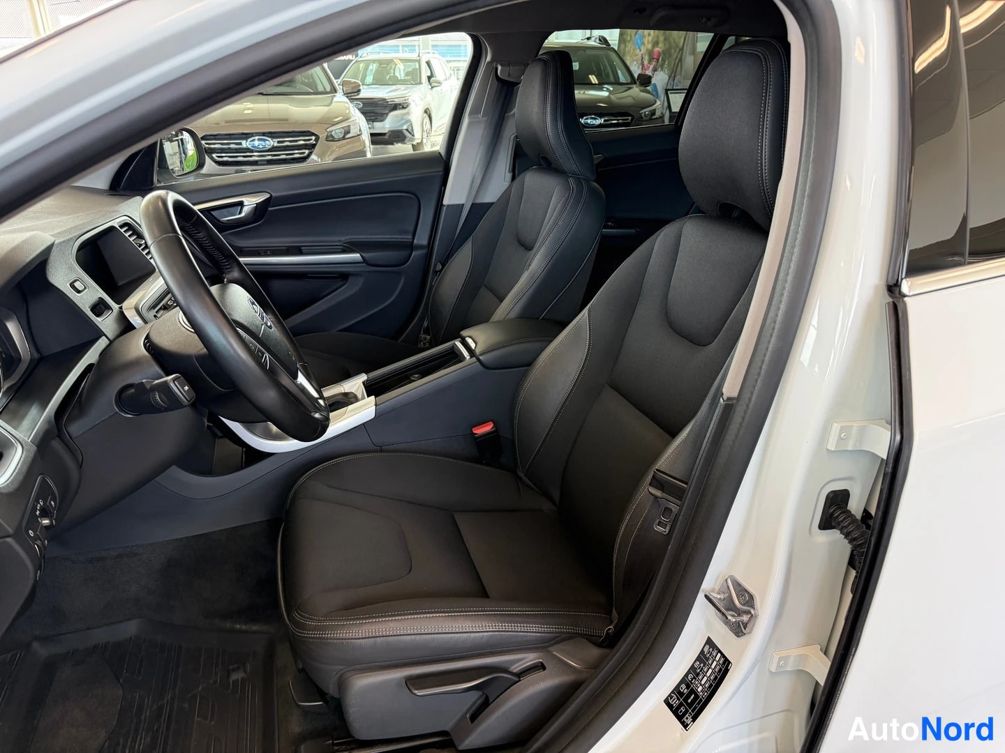 Valkoinen Volvo V60 2017, kuva 19