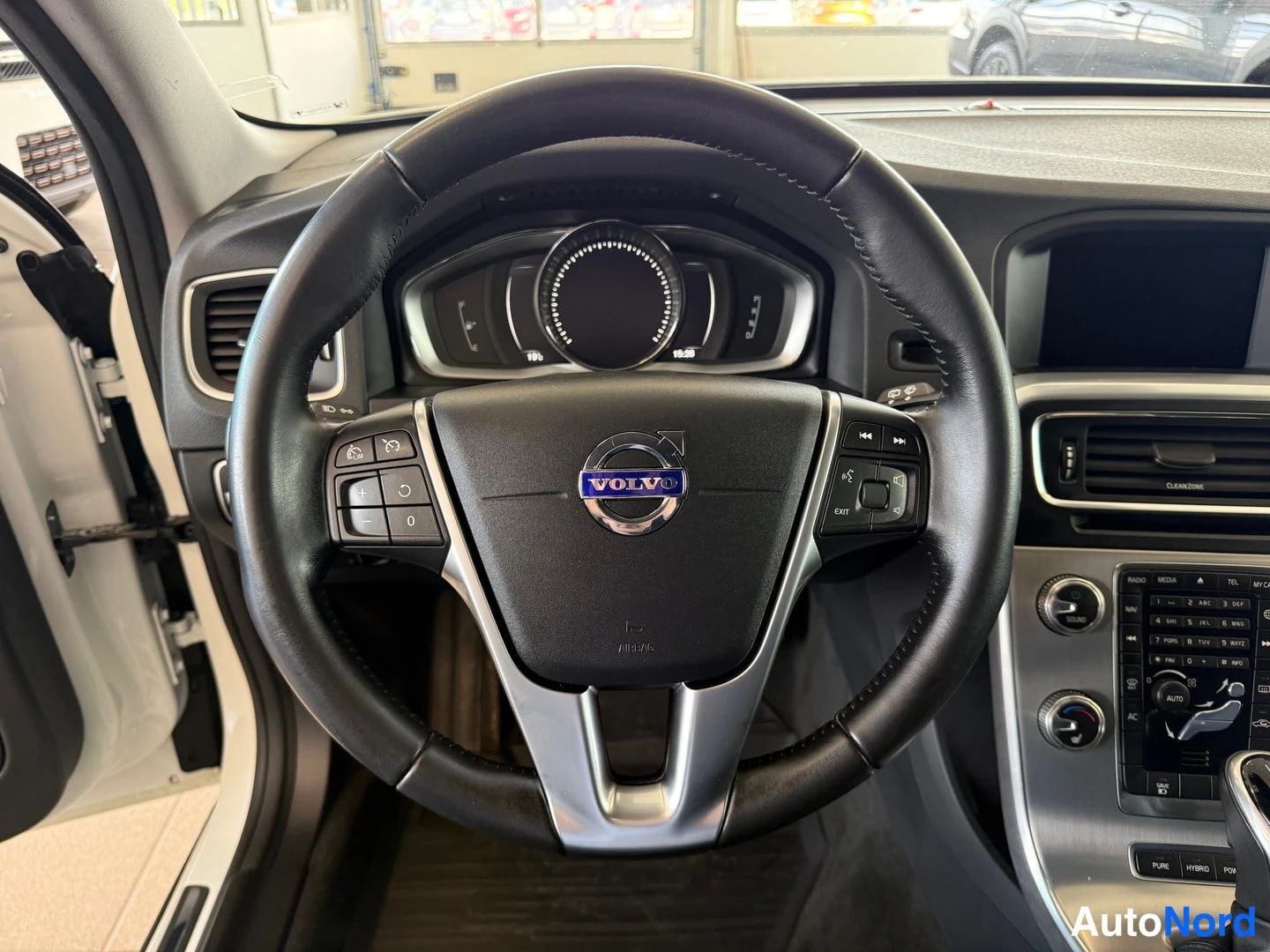 Valkoinen Volvo V60 2017, kuva 23