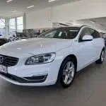 Valkoinen Volvo V60 2017, etuviisto, keula vasemmalle, kuva 6