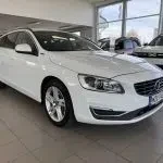 Valkoinen Volvo V60 2017, etuviisto, keula oikealle, kuva 9