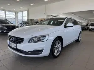 Valkoinen Volvo V60 2017, etuviisto, keula vasemmalle, kuva 7