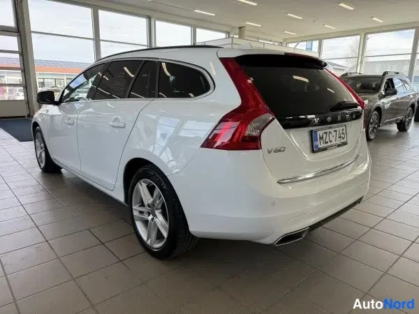 Valkoinen Volvo V60 2017, takaviisto, kuva 18