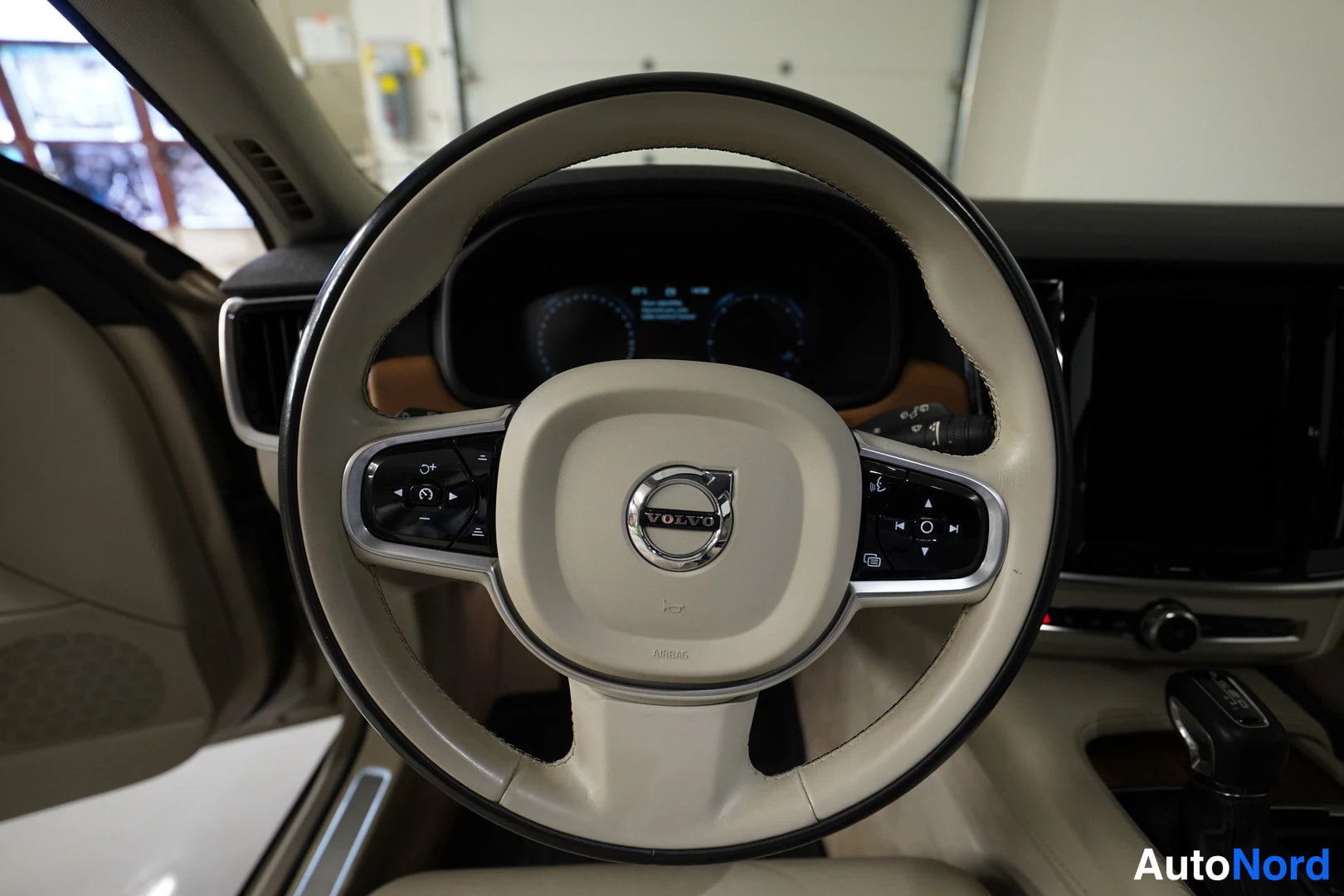 Ruskea Volvo V90 2017, kuva 14