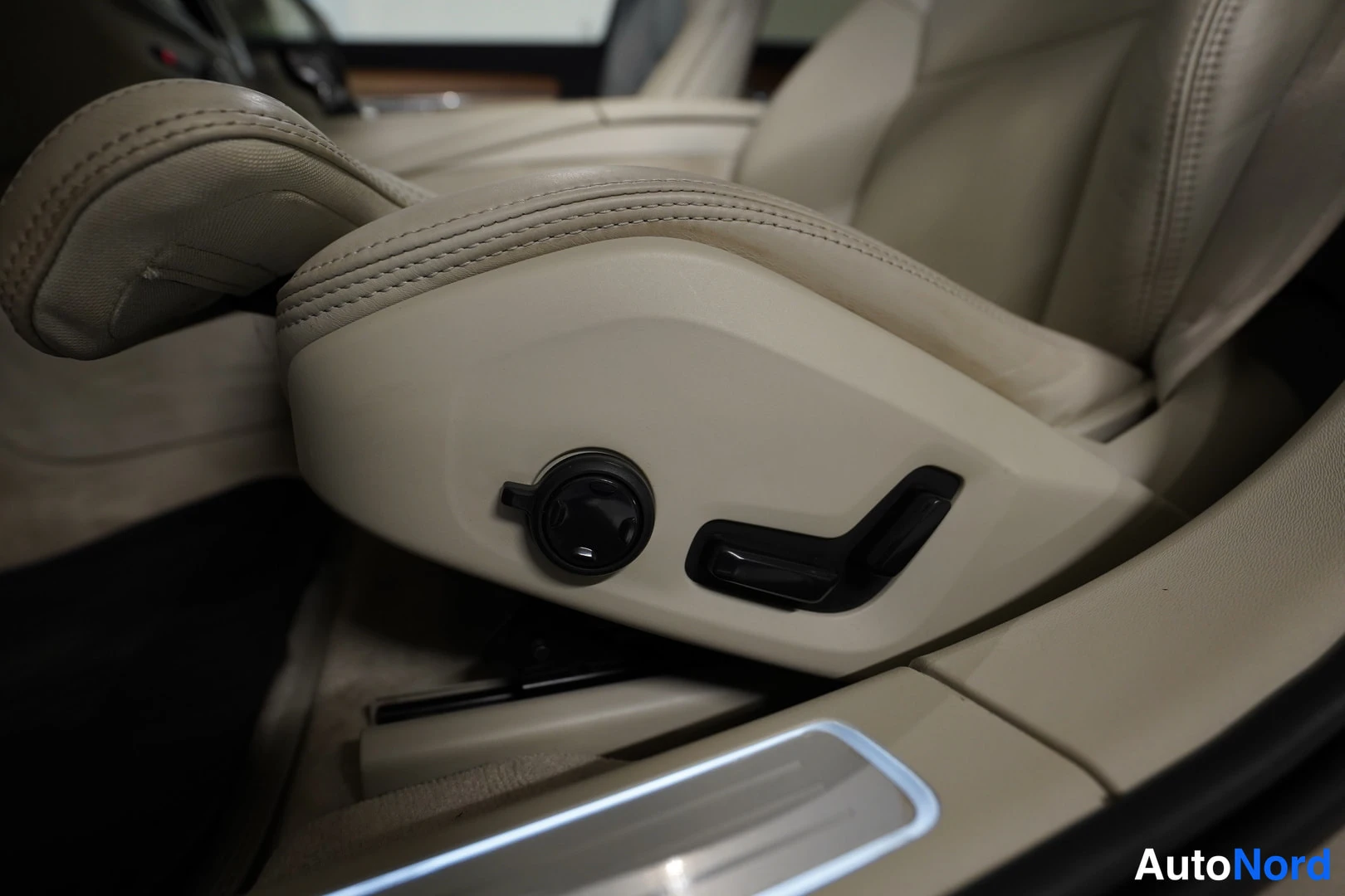 Ruskea Volvo V90 2017, kuva 17