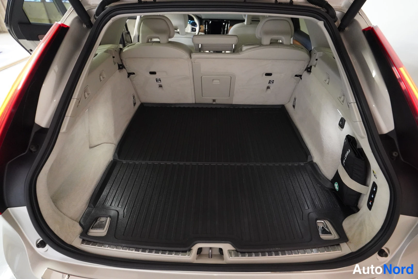 Ruskea Volvo V90 2017, kuva 18