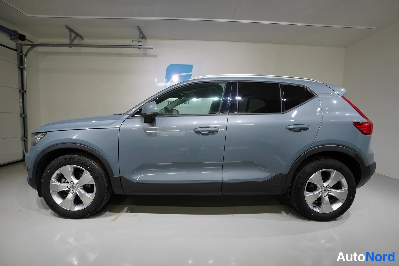 Harmaa Volvo XC40 2020, sivulta, kuva 3