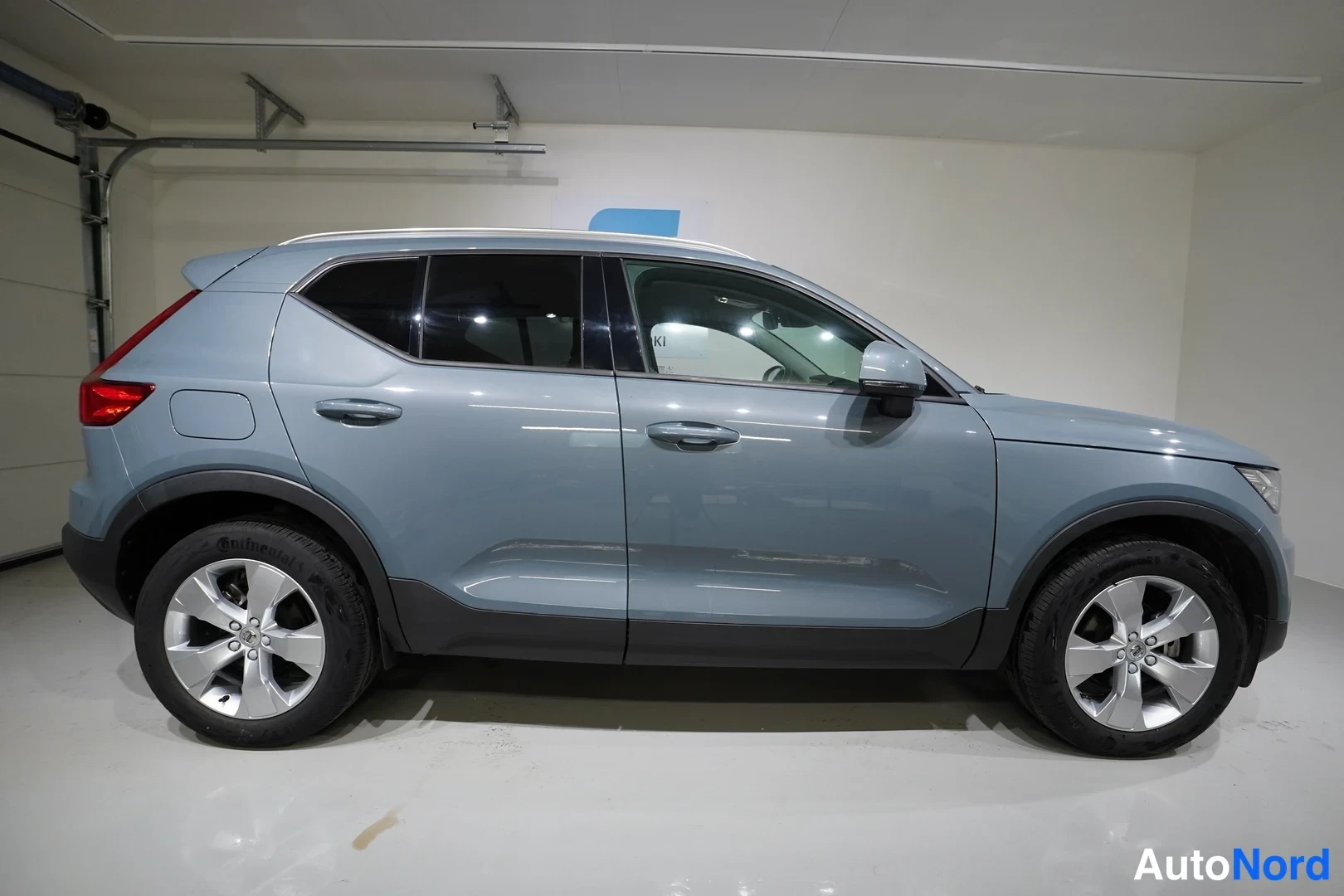 Harmaa Volvo XC40 2020, sivulta, kuva 4