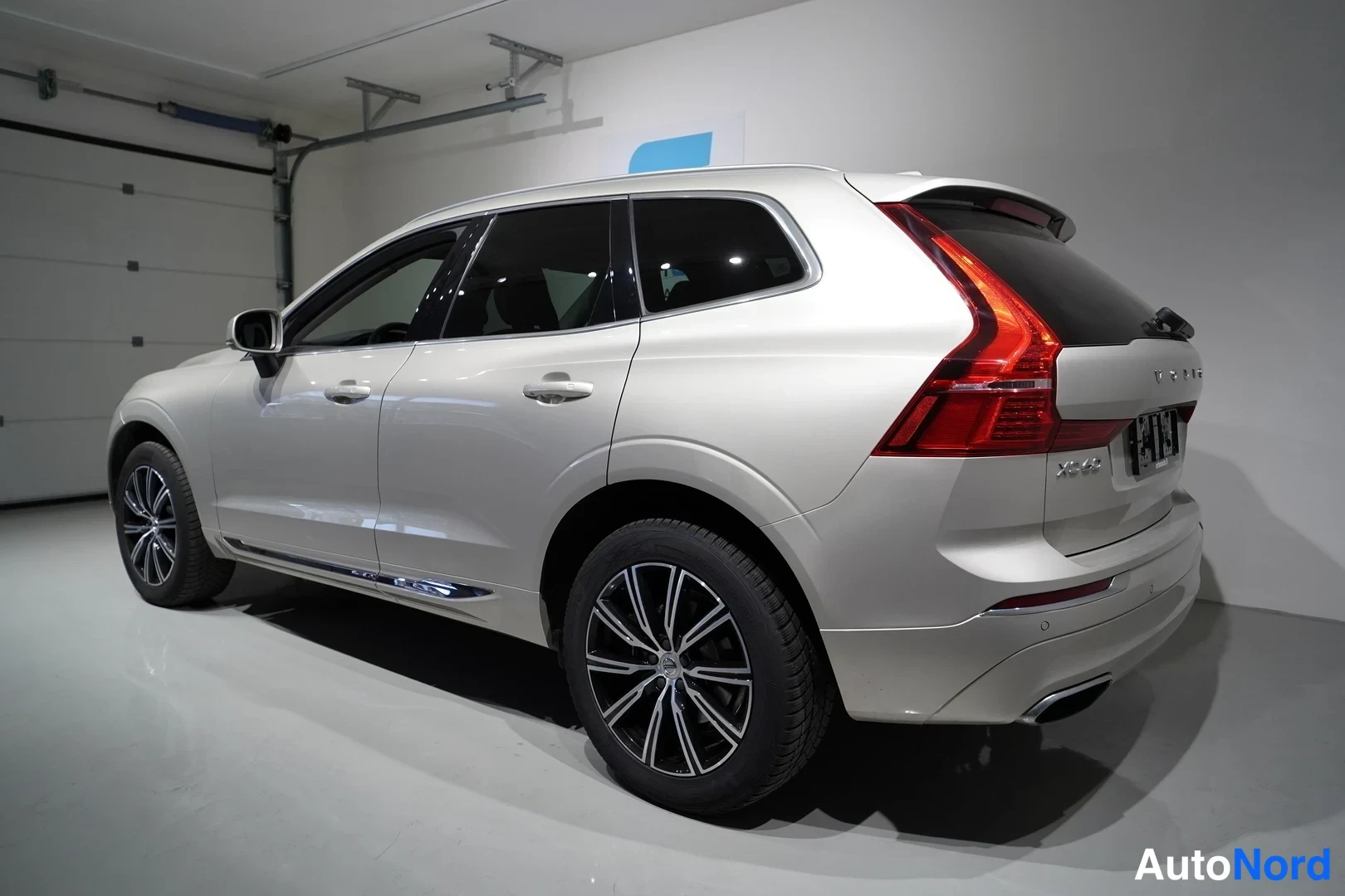 Beige Volvo XC60 2021, takaviisto, kuva 9