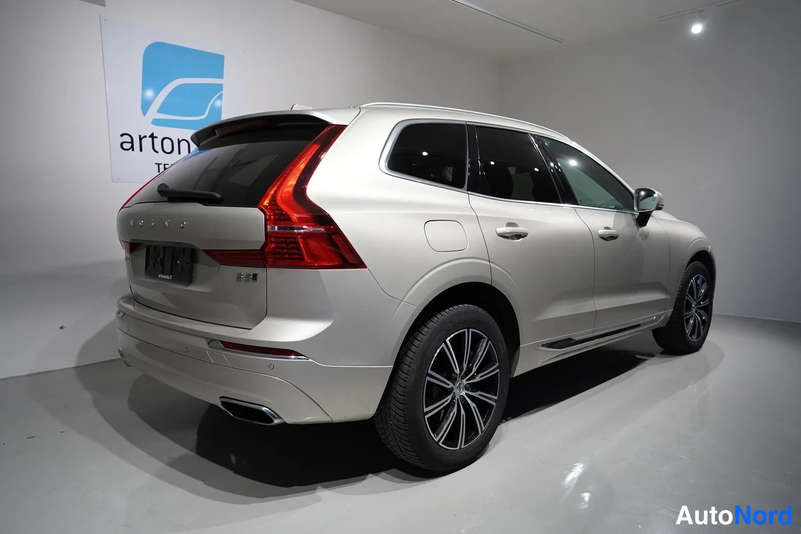 Beige Volvo XC60 2021, takaviisto, kuva 10