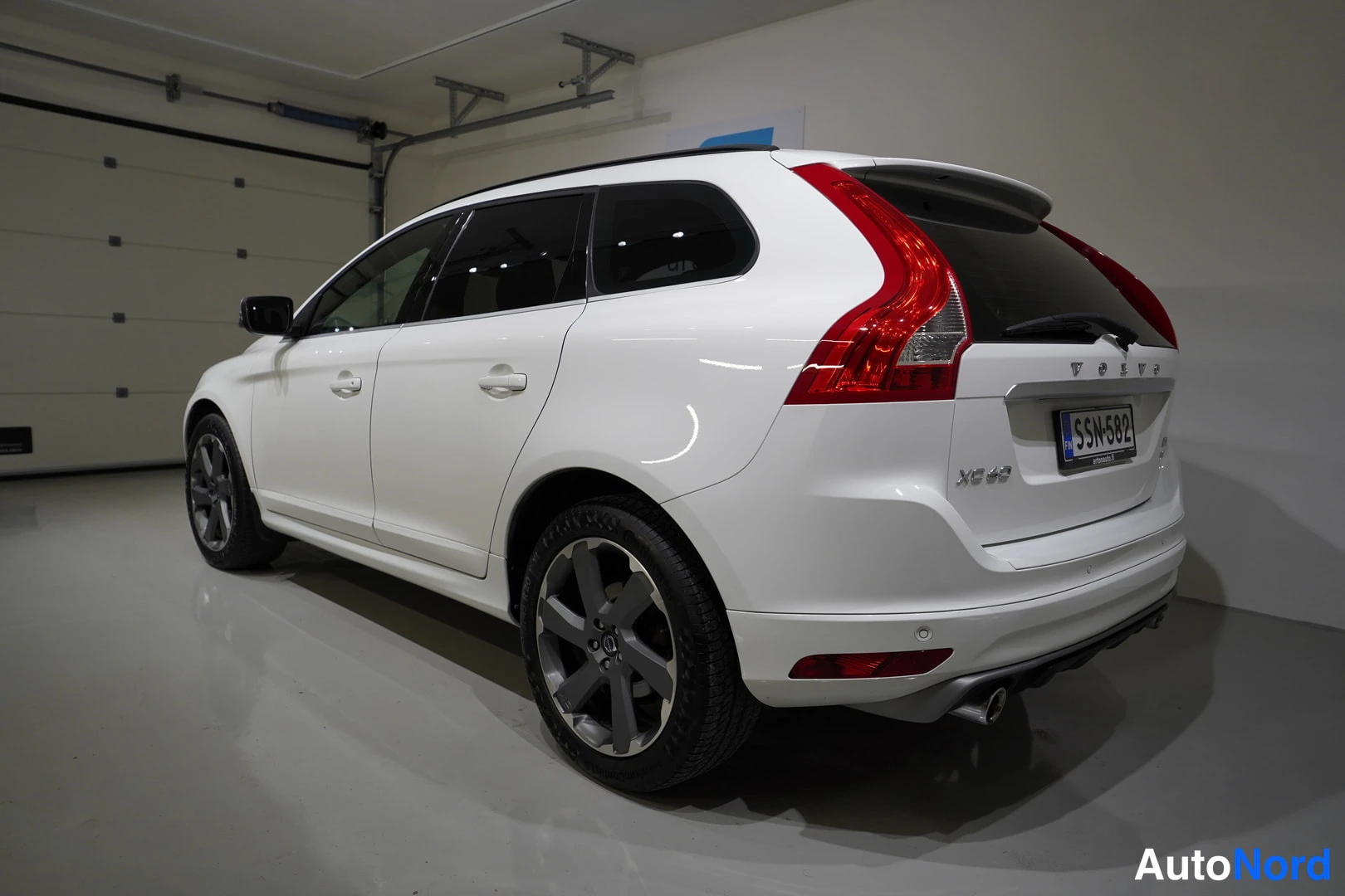 Valkoinen Volvo XC60 2014, takaviisto, kuva 9