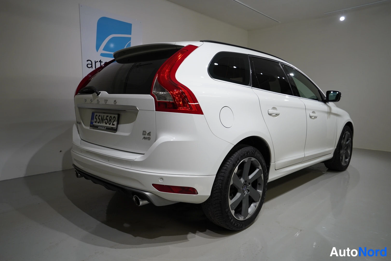 Valkoinen Volvo XC60 2014, takaviisto, kuva 10