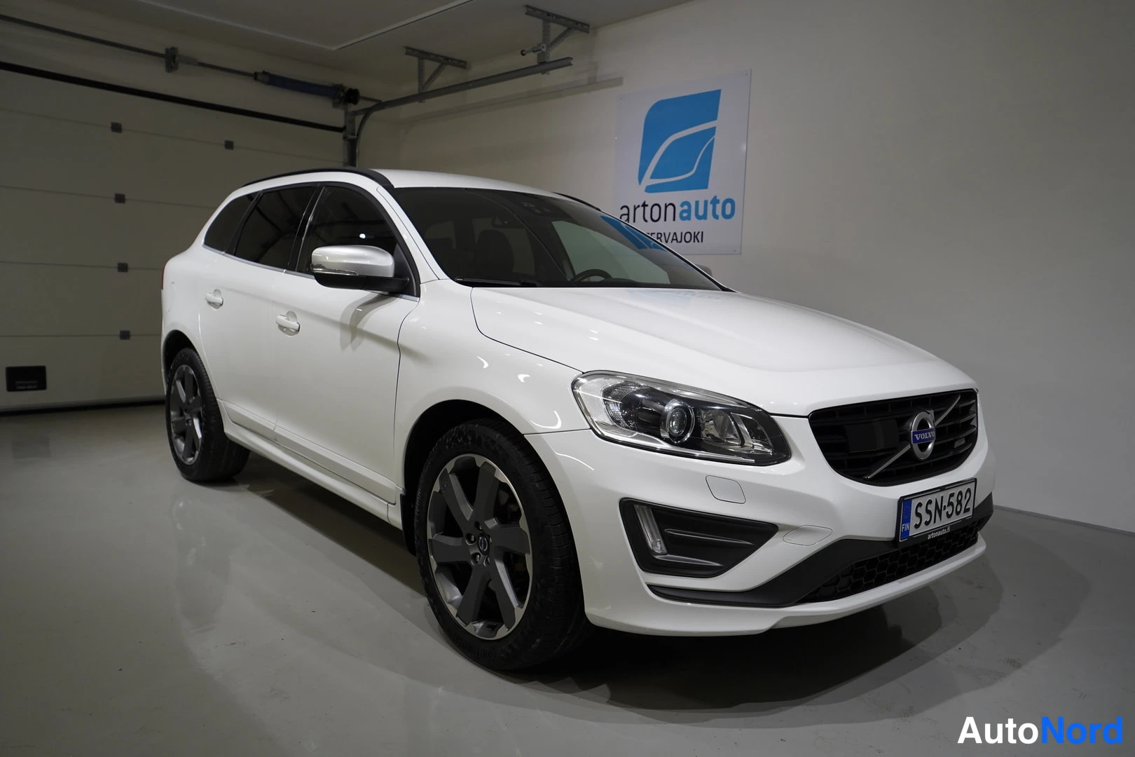 Valkoinen Volvo XC60 2014, etuviisto, keula oikealle, kuva 4