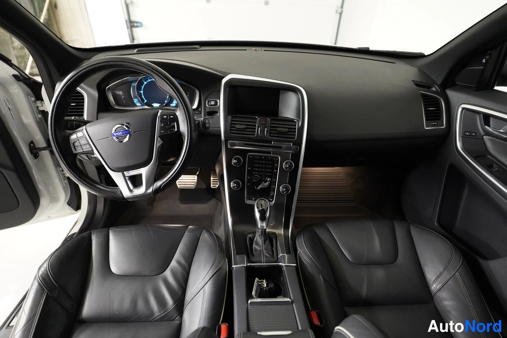Valkoinen Volvo XC60 2014, kuva 18