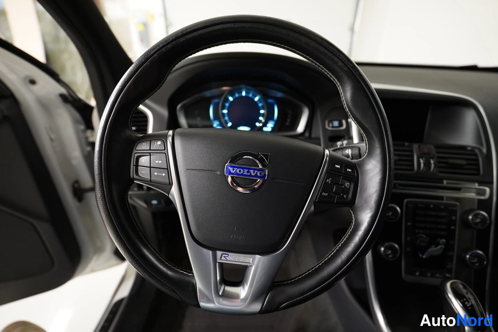 Valkoinen Volvo XC60 2014, kuva 20