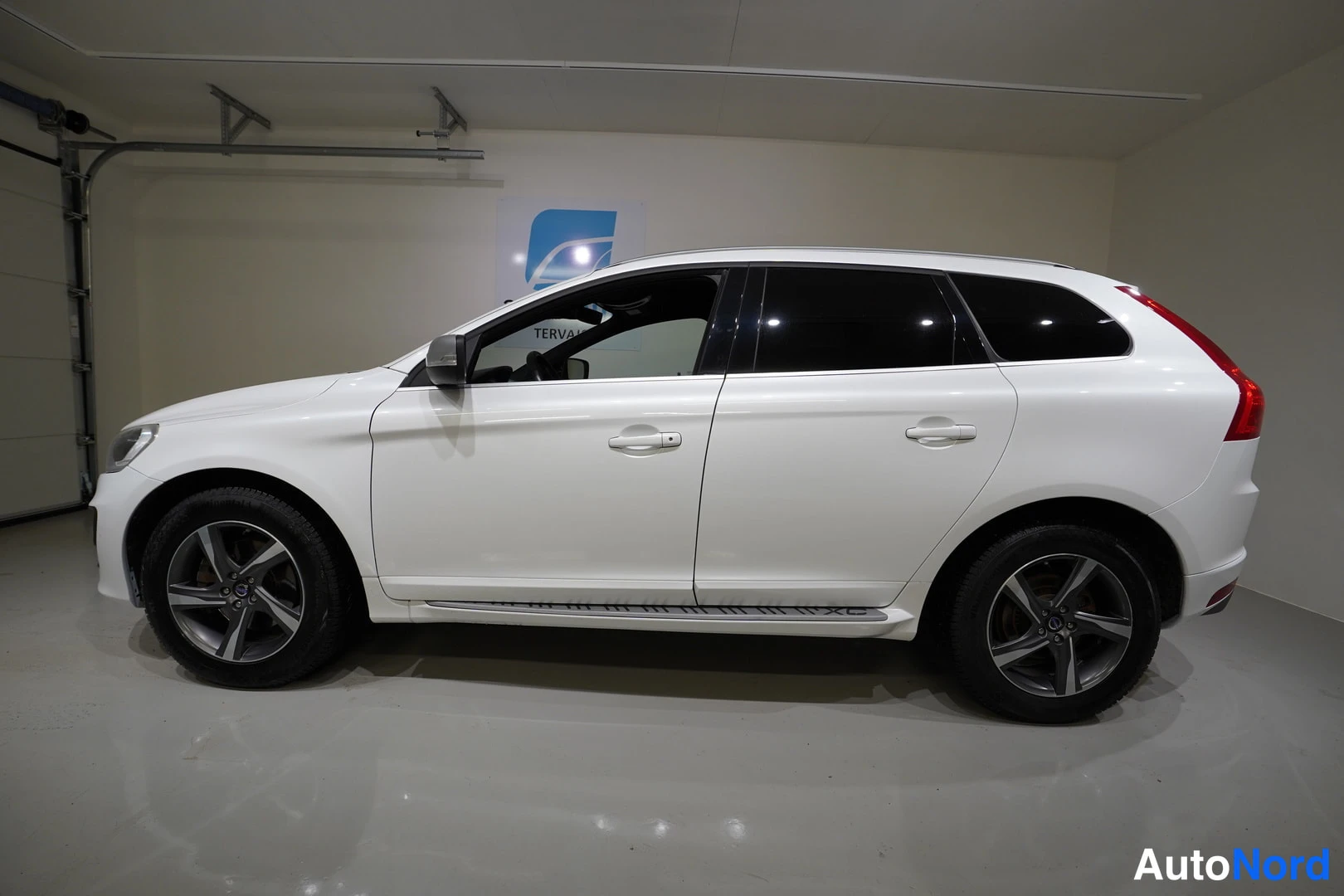 Valkoinen Volvo XC60 2014, sivulta, kuva 6