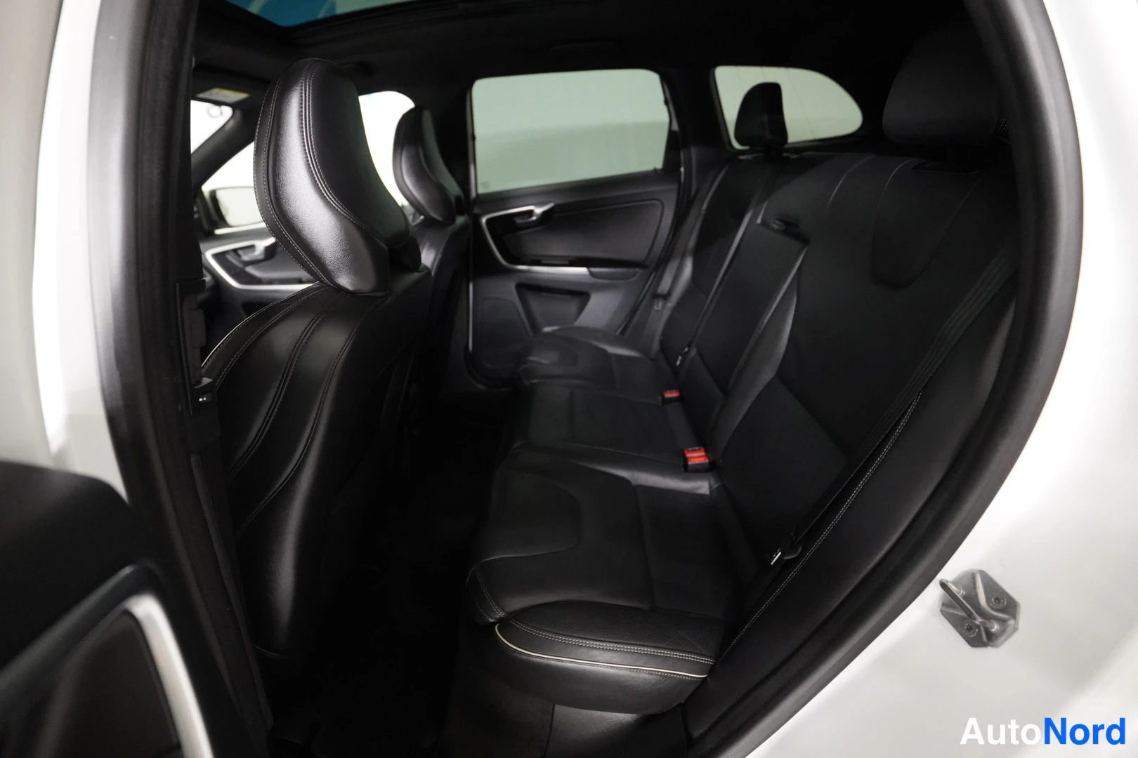 Valkoinen Volvo XC60 2014, kuva 16