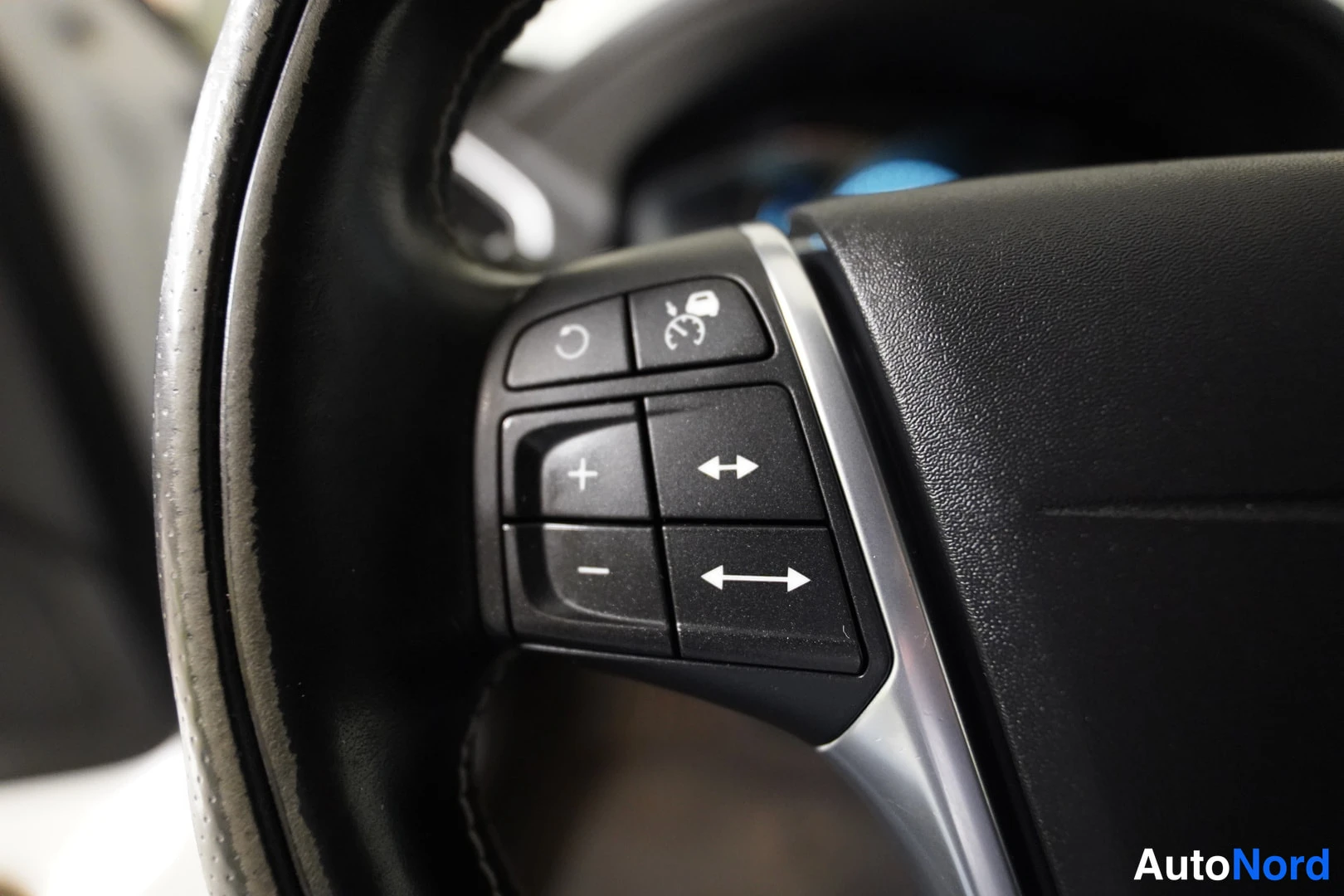 Valkoinen Volvo XC60 2014, kuva 31