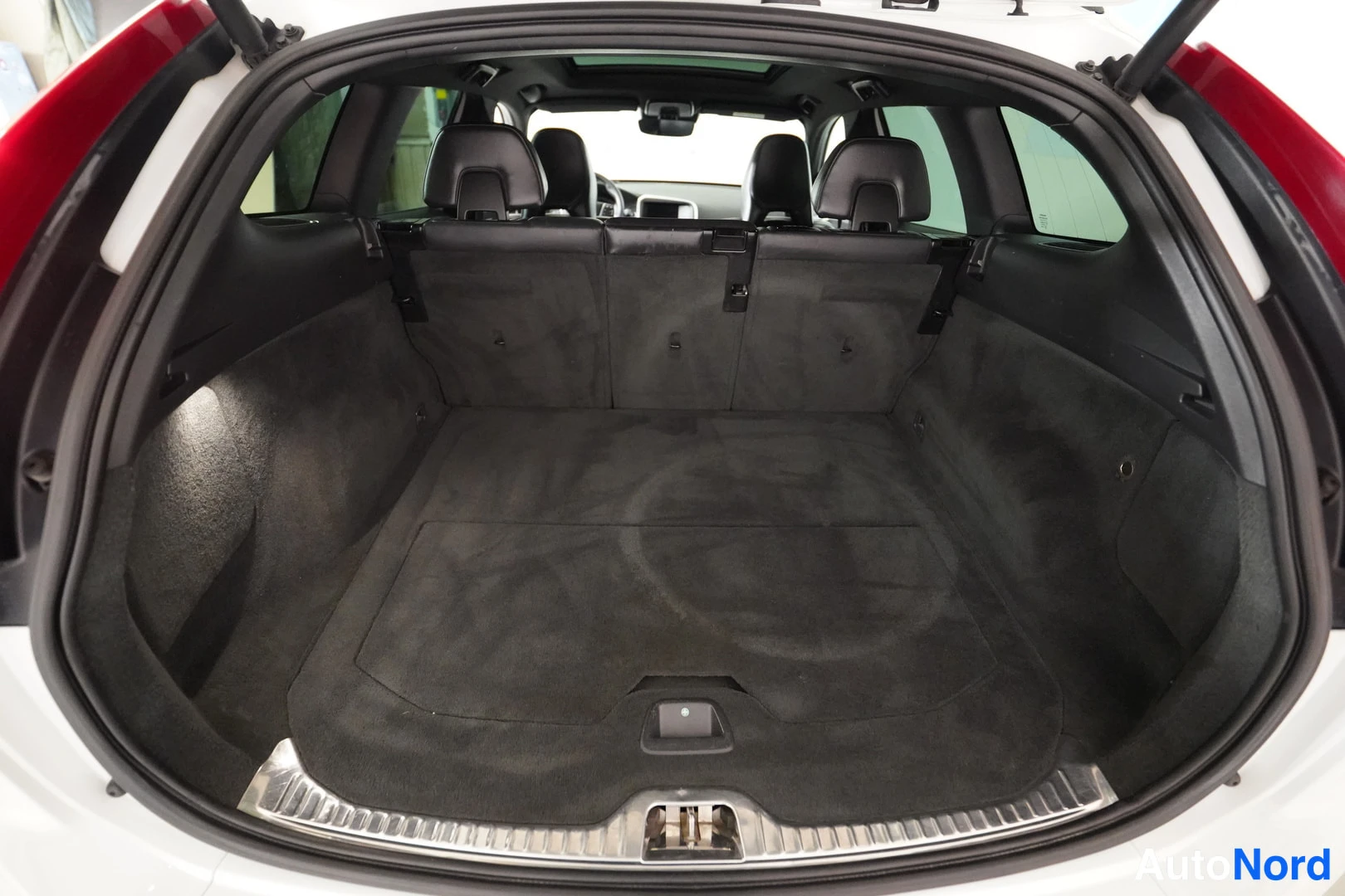 Valkoinen Volvo XC60 2014, takaa, kuva 15