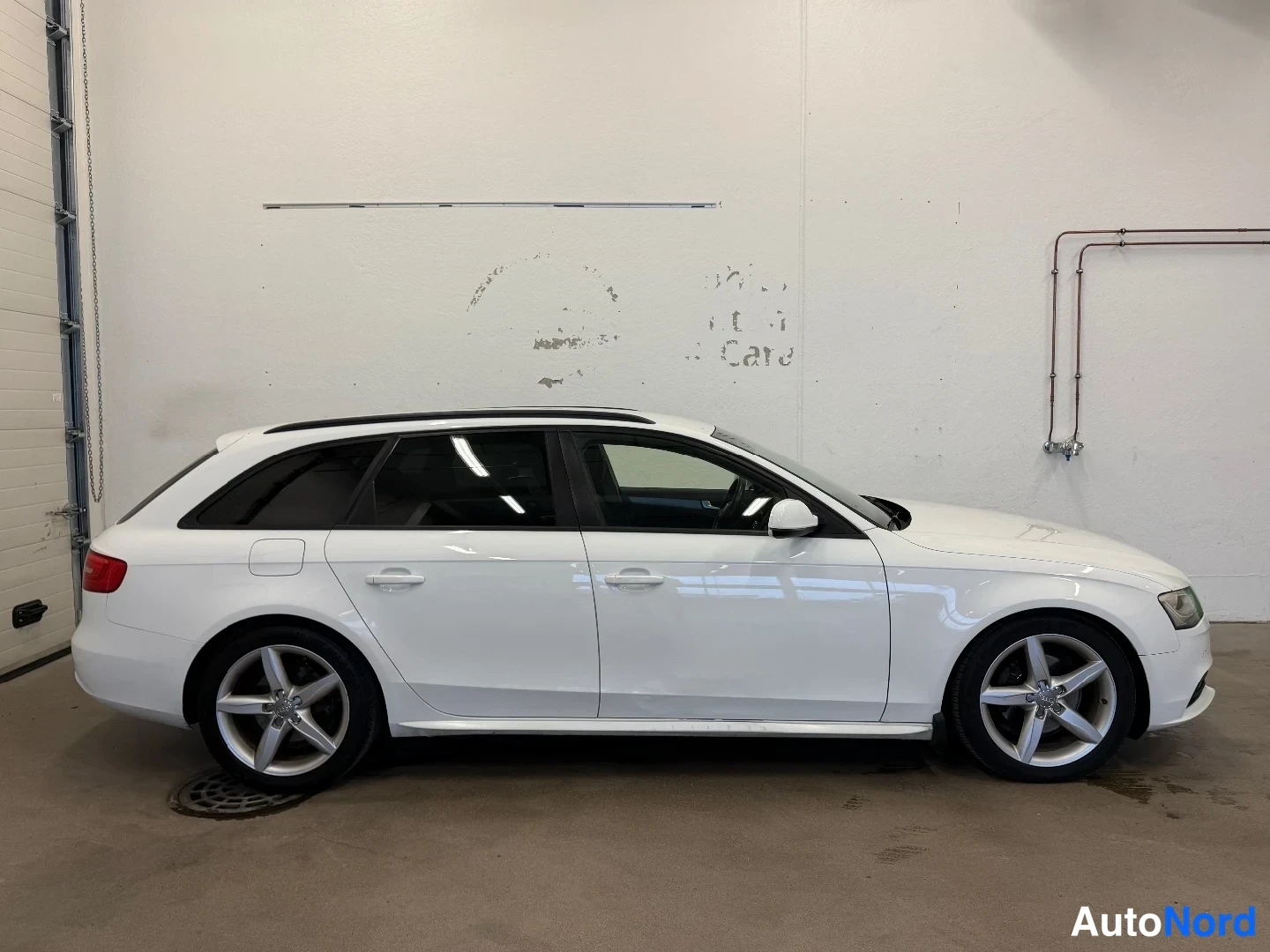 White Audi A4 Avant 2013, side, photo 3
