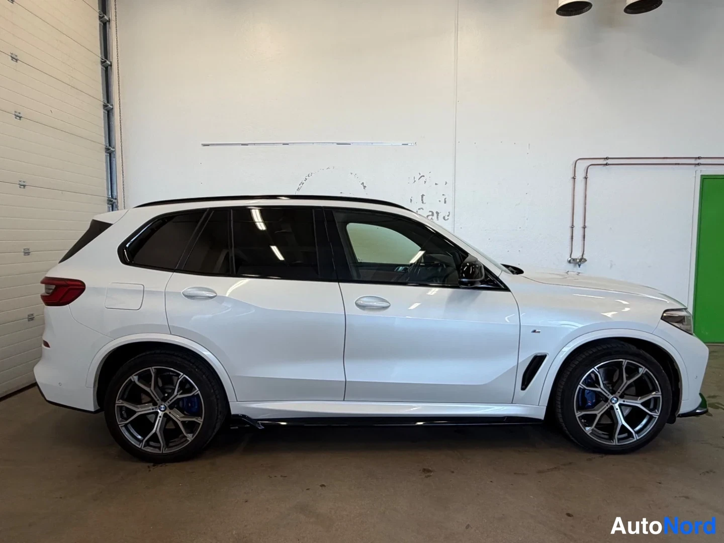 White BMW X5 xDrive30d 2019, rear three-quarter, photo 3