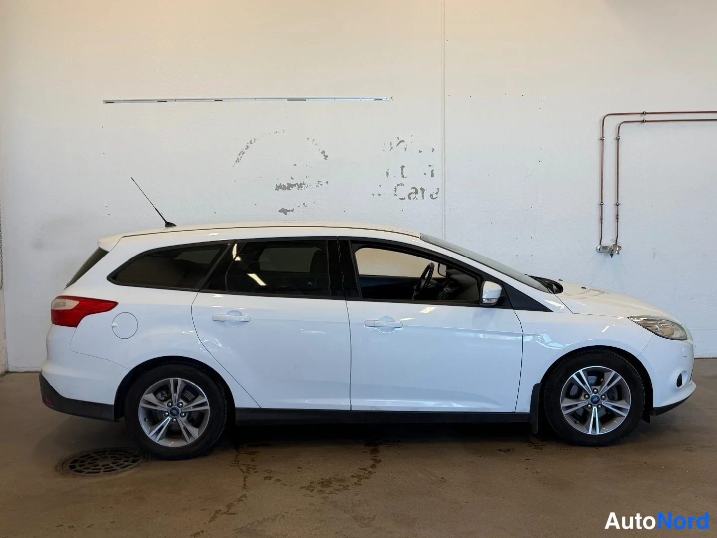 White Ford Focus 2014, side, photo 4