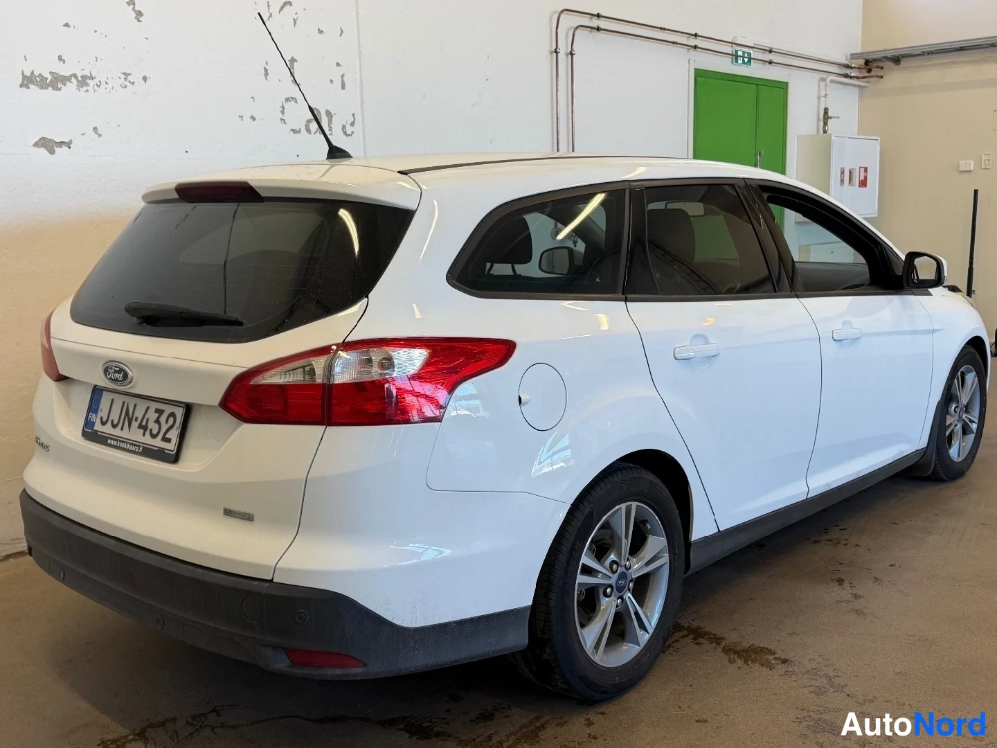 White Ford Focus 2014, rear three-quarter, photo 5