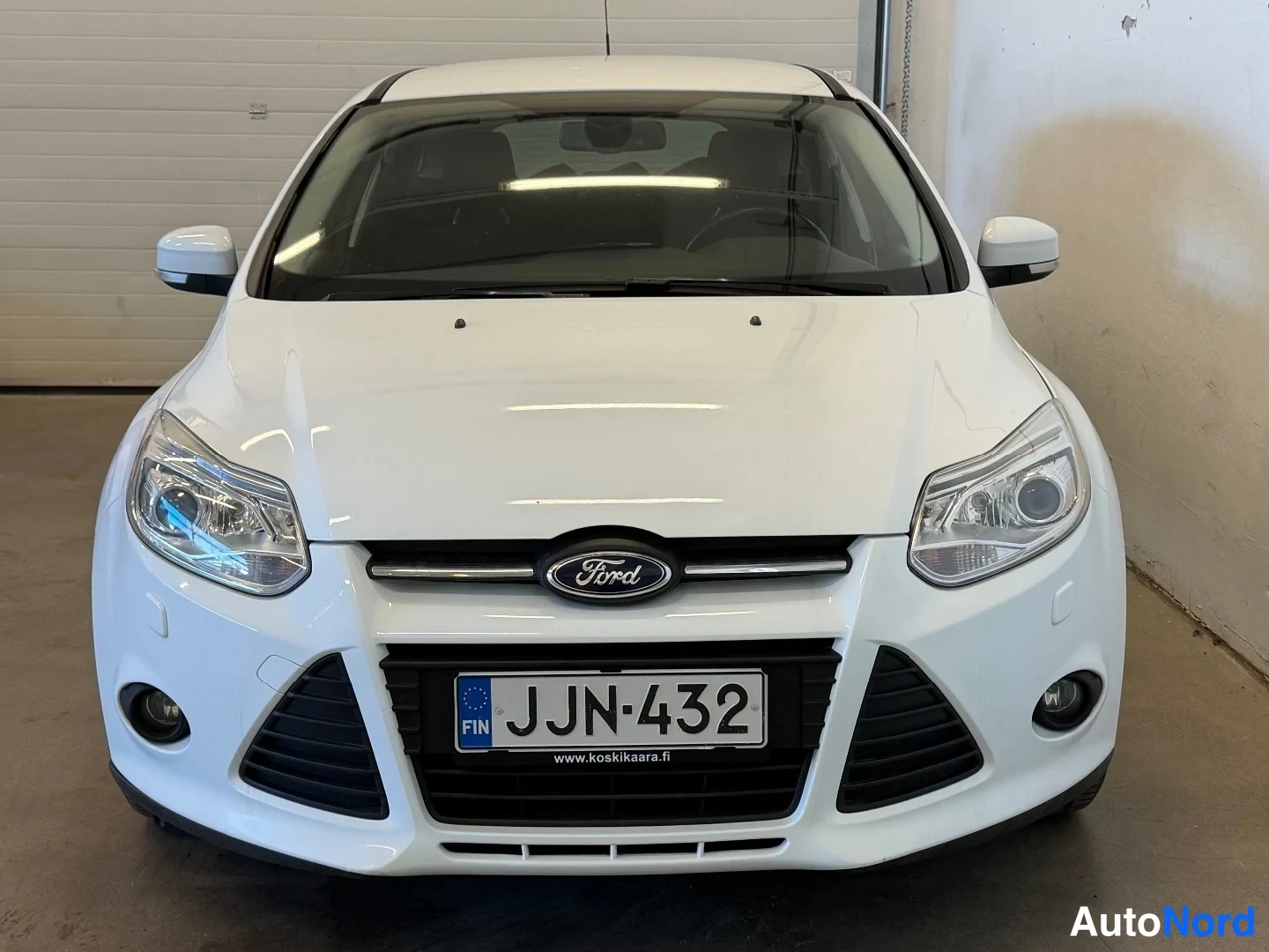 White Ford Focus 2014, front, photo 3