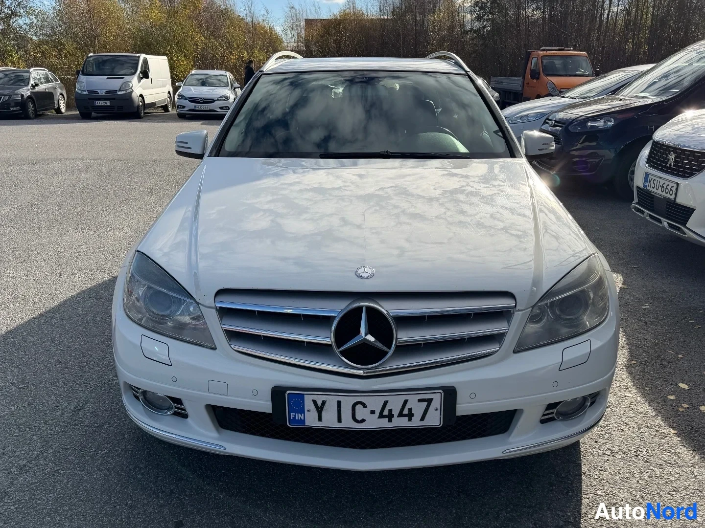 White Mercedes-Benz C 220 d 2009, front, photo 2